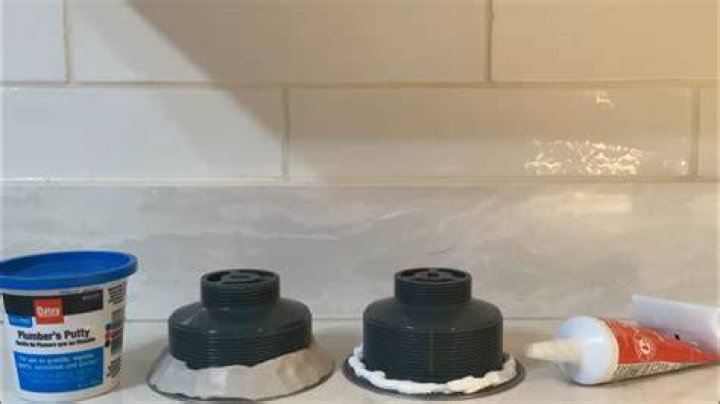 Can I use caulk instead of plumbers putty?
